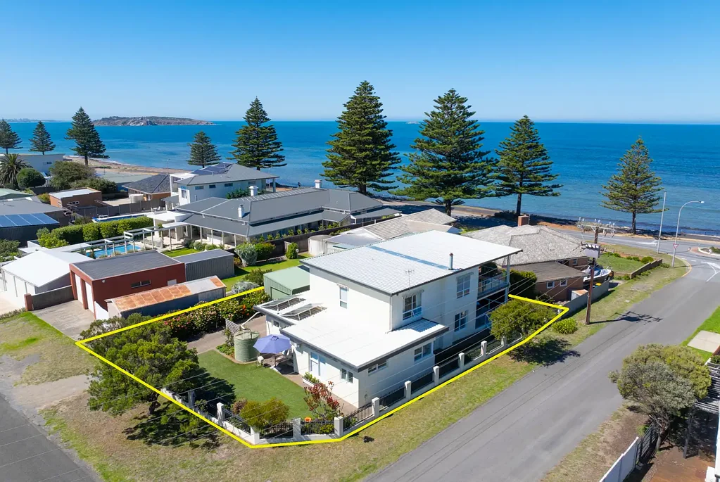 Encounter Bay 4 Slaapkamer Coastal Lifestyle with great Ocean Views.  Prime position.