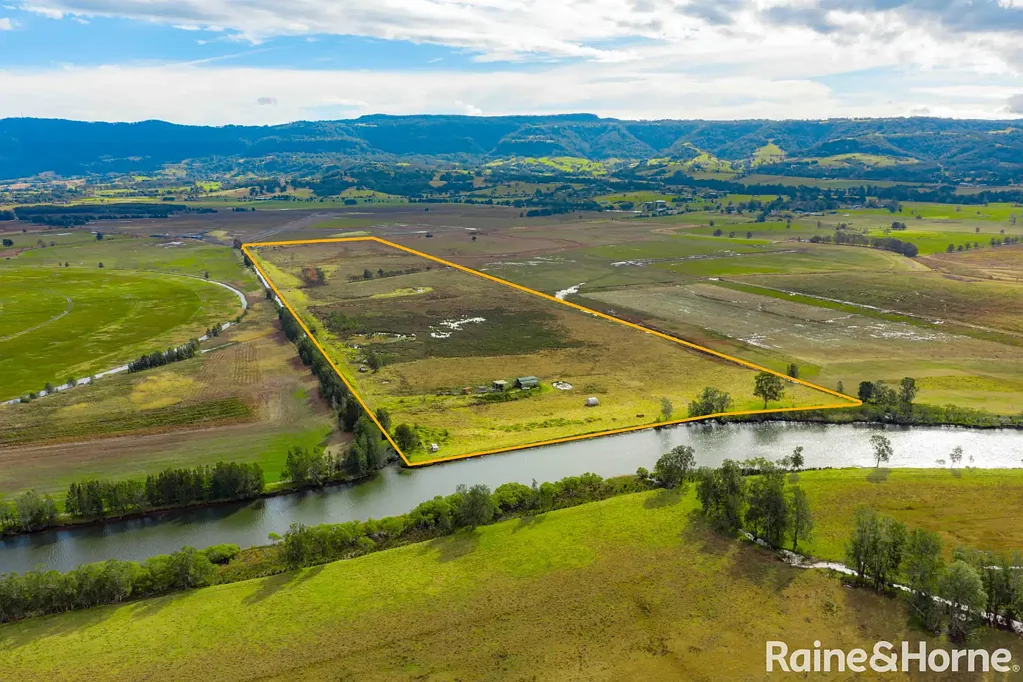 Jaspers Brush Stunning Escarpment Views on 66.4 Acres