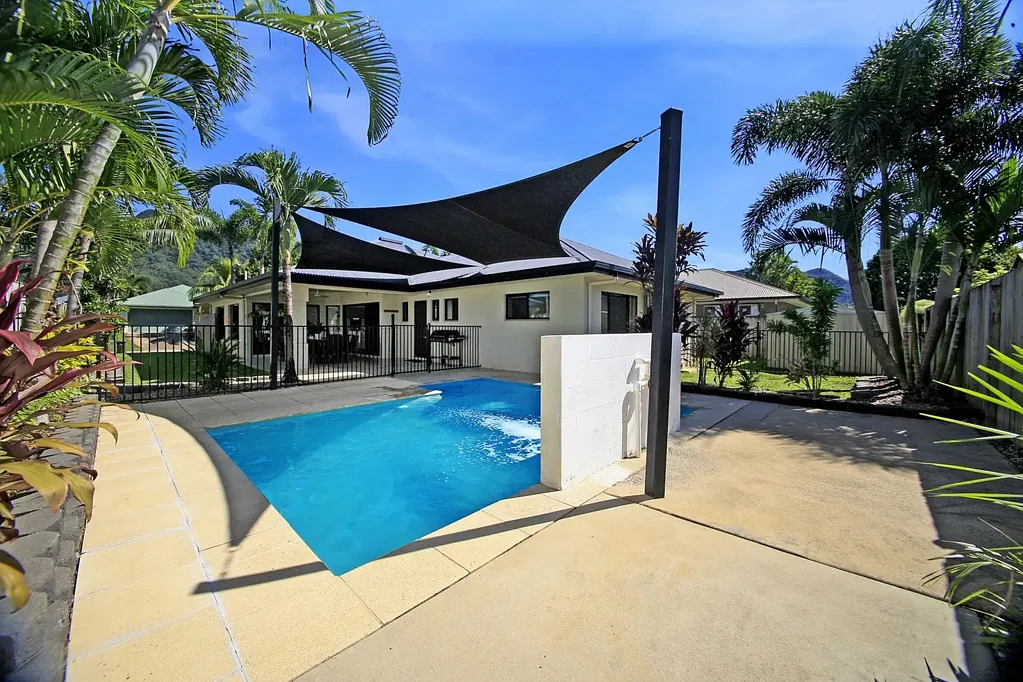 Edmonton 4ਬੈੱਡਰੂਮ QUALITY INVESTMENT WITH POOL AND SIDE ACCESS