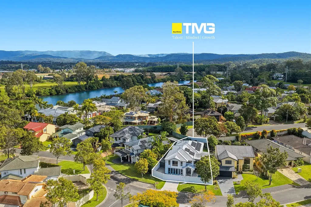 Ashmore 4房  Entertain in Style - Beautifully Renovated Home with Pool, Study & Outdoor Deck
