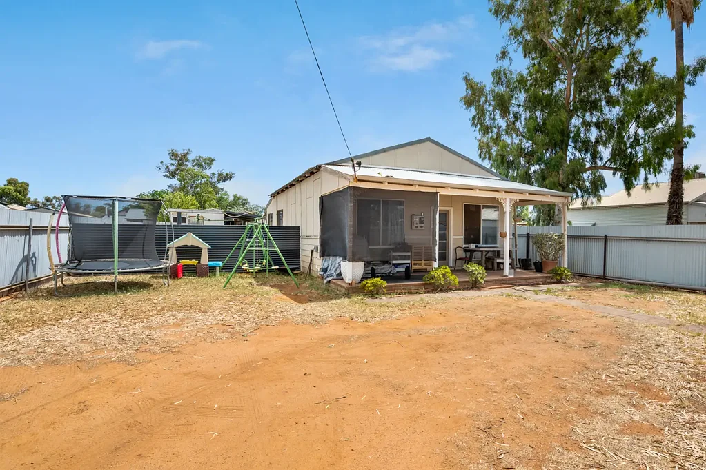 Victory Heights 2房  Affordable Property On Large Block