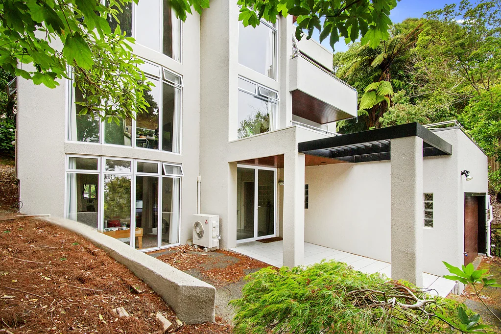 Khandallah 3房  Leaky Home - Investor / Renovator Opportunity!