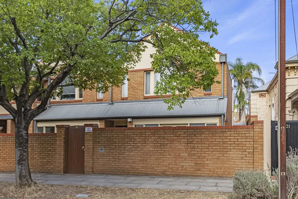Stylish Furnished Townhouse in Prime City Fringe Location