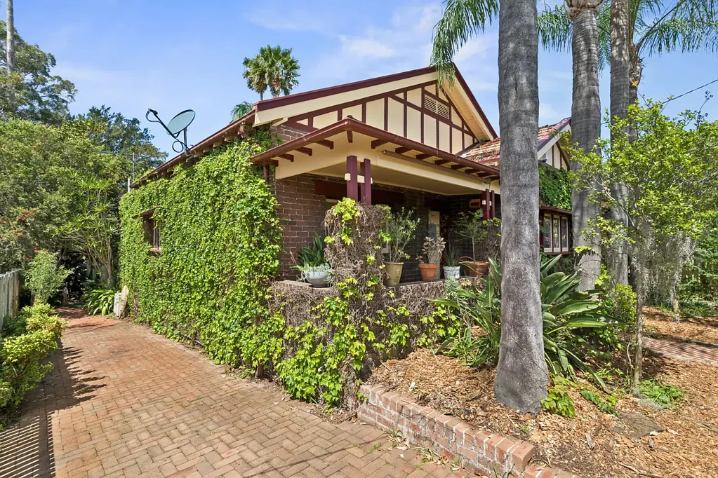Croydon 3कमरा Double-fronted Federation with mid-century modern flair