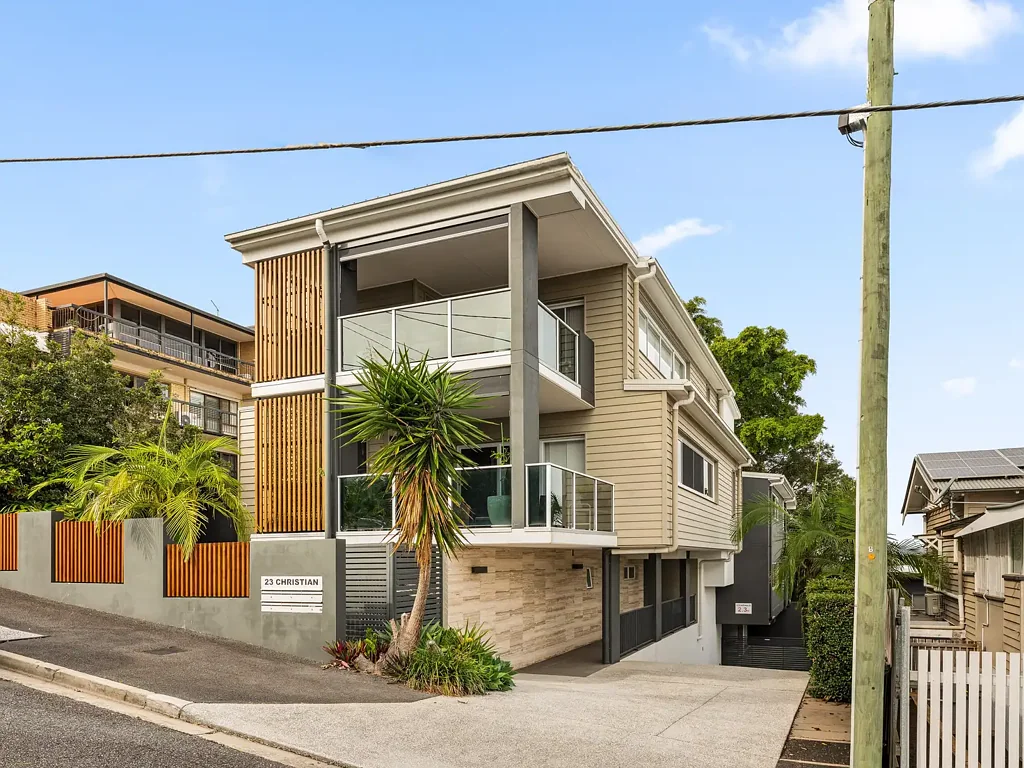 Clayfield 2房 宁静街道 优越位置 壮丽市景 高挑天花板 开放式空间 宽板木地板 室内外流动设计 私密全天候露台 高端厨房 石材台面 优质电器 学习角 集成书桌 时尚浴室 全集成洗衣房 管道空调 吊扇 充足储物 锁车位 相邻储物笼 历史魅力 现代便利 Café Amore市场 Eagle Junction学区 Refined Living in the Heart of Clayfield w. City Views