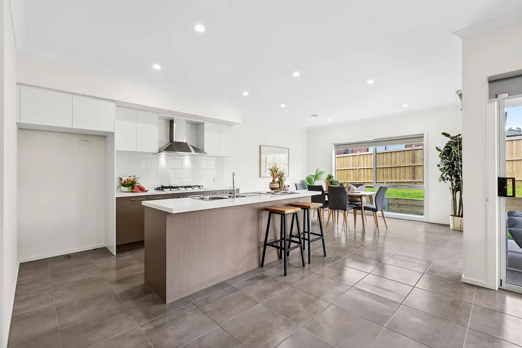 Cranbourne East 4房 现代设计宽敞居 7 Nielrex Court 精致石材台面 步入式食品储藏室 宽敞客房 方便化妆间 双车库 低维护后院 豪华卫浴套间 家庭娱乐室 多功能空间 整栋房屋冷暖系统 充足存储空间 覆盖户外区域 双层玻璃窗 大型扩展双车库 低维护前后花园 BRAND-NEW IN CRANBOURNE EAST