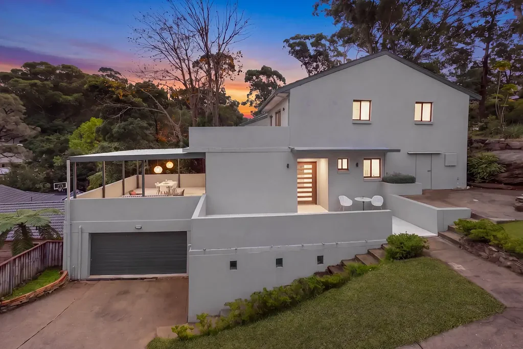 Cherrybrook 5房 优质学区 3米高顶 全砖结构 巨大露台 现代厨房 宽敞主卧 双车库 卓越位置 Timeless Full-Brick Family Haven in a Prized School Catchment