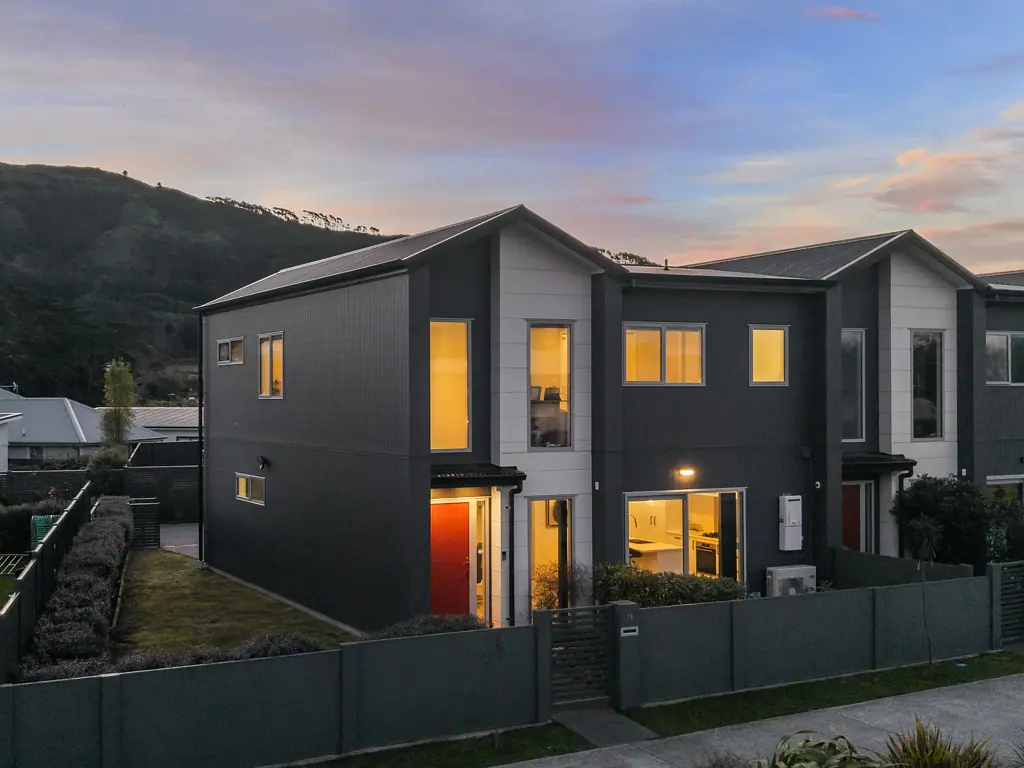 Porirua 3 Bedroom Modern End-Unit Townhouse in Kenepuru