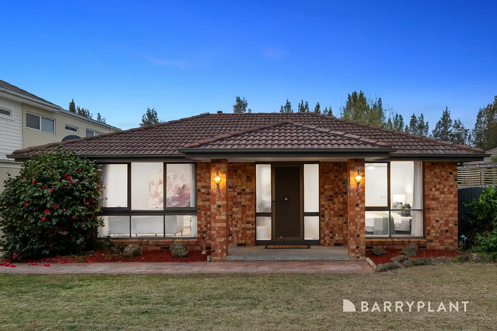 Rowville 3房 宽敞740平地块 现代翻新厨房 多功能生活区 广阔后院机遇 优越地理位置 家人理想居所 Location, Lifestyle, Opportunity!