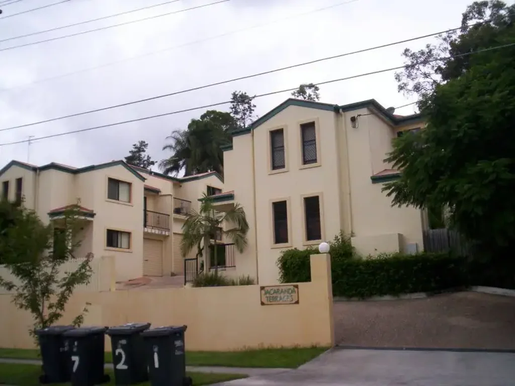 3 BEDROOM TOWNHOUSE IN FANTASTIC LOCATION