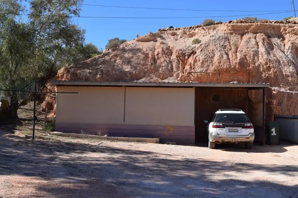 Coober Pedy 2 Bedroom Neat two-bedroom dugout with views towards the setting sun