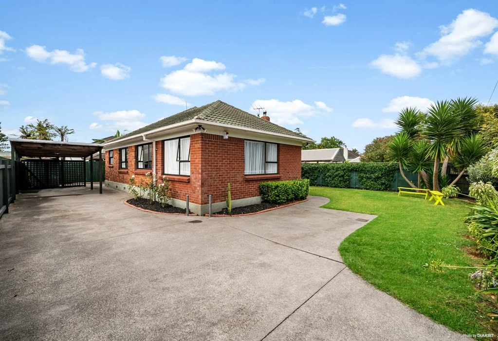 Spacious Road Frontage Family Home for Rent