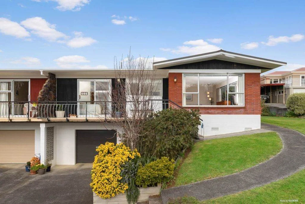 SUN-DRENCHED RETRO CHARM IN A TRANQUIL PUKEKOH...