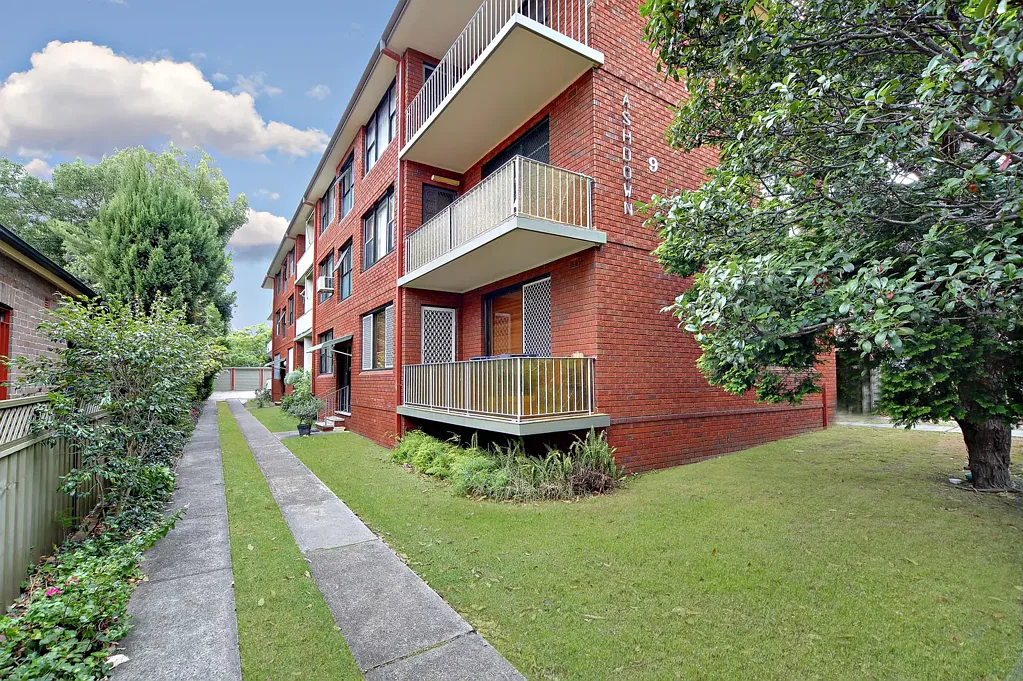 CONVENIENT LOCATED 1 BEDROOM UNIT