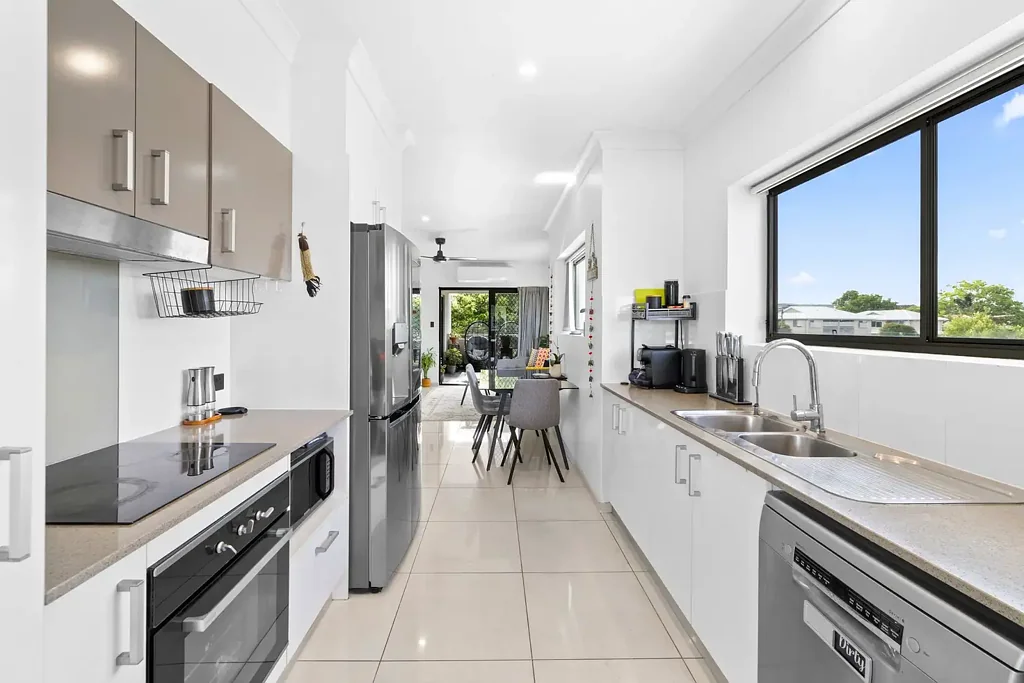 Everton Park 2房 中心地段便利 顶层两卧两卫 宽敞卧室带套间 现代装修精良浴厨 私人双阳台城市景 全新空调车库实用 Off Market Opportunity: Top Floor Apartment in Everton Park