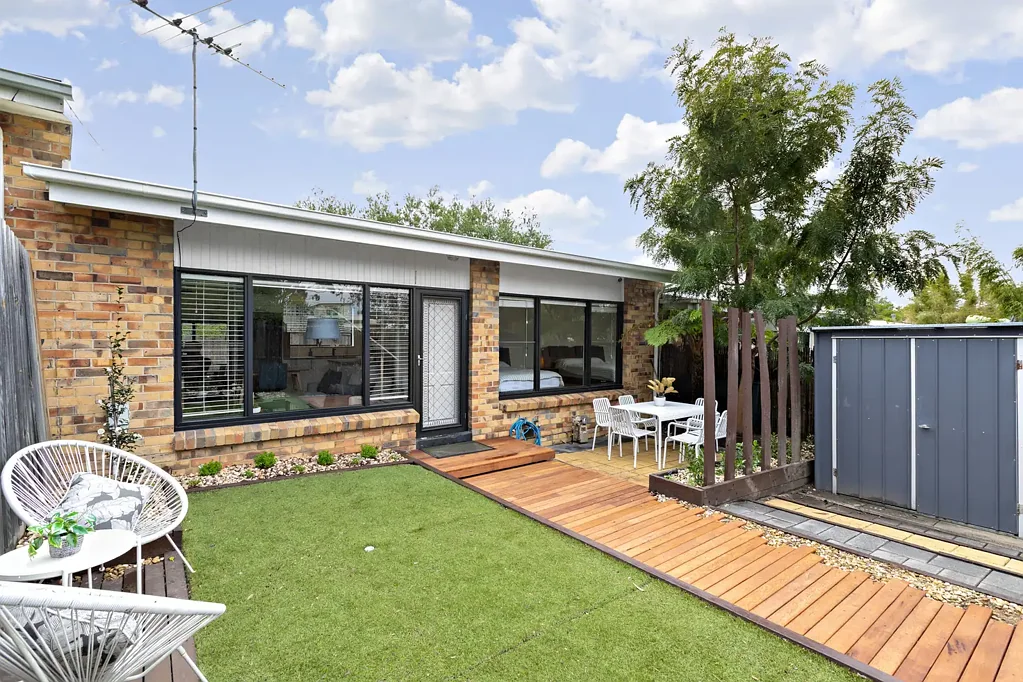 Mordialloc 1房 海滨瑰宝 私密庭院 现代厨房 优质地板 步行便利 车棚专属 Renovated Bayside Living with Dual Courtyards