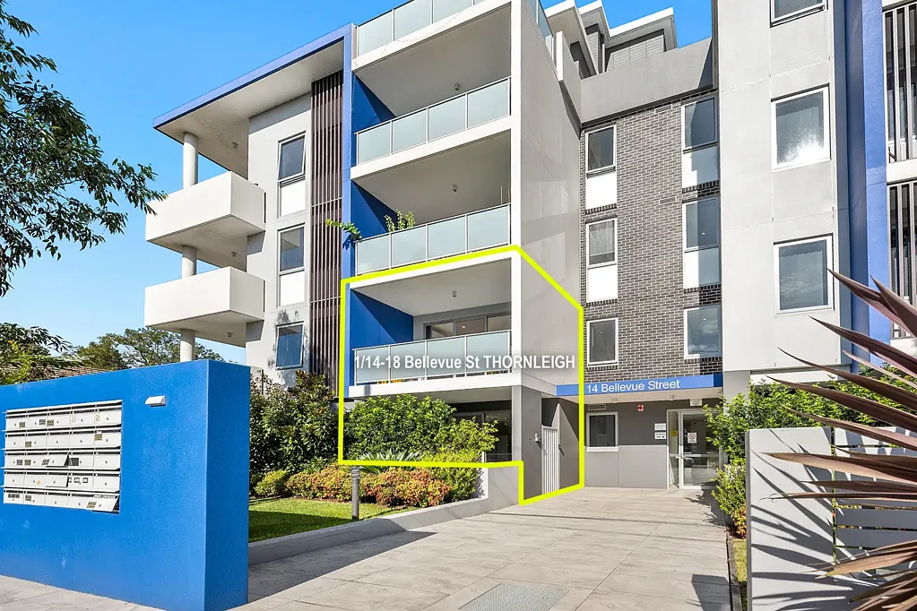 Thornleigh 2Kwarto Contemporary townhouse-style apartment with courtyard and balcony