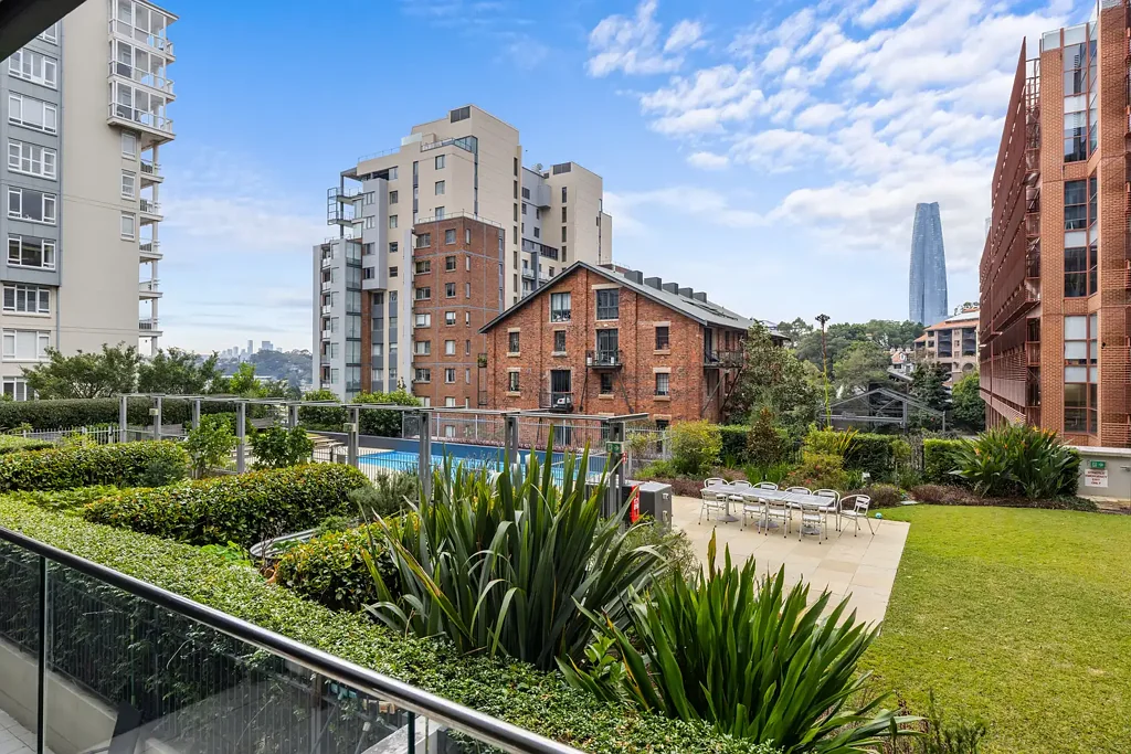 Pyrmont 2房 现代海滨生活，坐拥理想的北向采光 Contemporary Harbourside Living with a Desirable Northerly Aspect