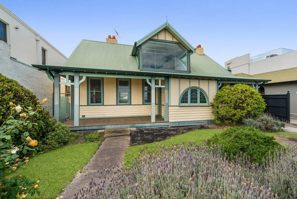 Bayside Classic with exceptional Bay Views.