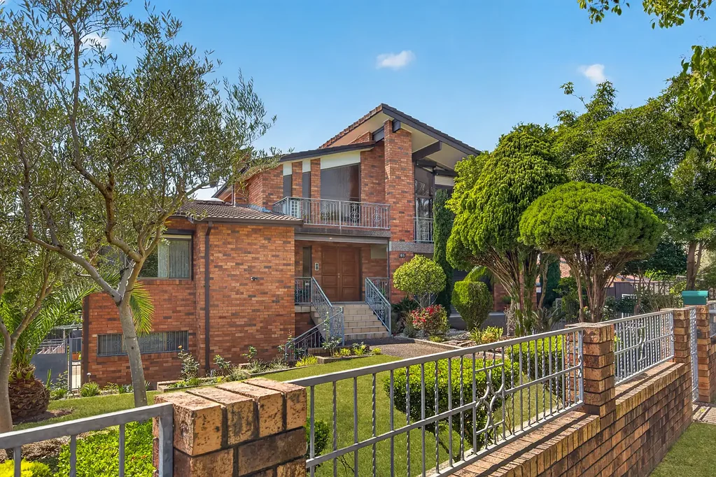 Kings Langley 5कमरा Expansive Family Living with Granny Flat & District Views