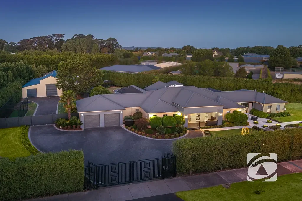 Narre Warren South 4房 精心打理花园 绝对私密奢居 室内泳池水疗 全能娱乐空间 独立谷仓棚屋 可持续能源系统 A Private Resort-Style Sanctuary