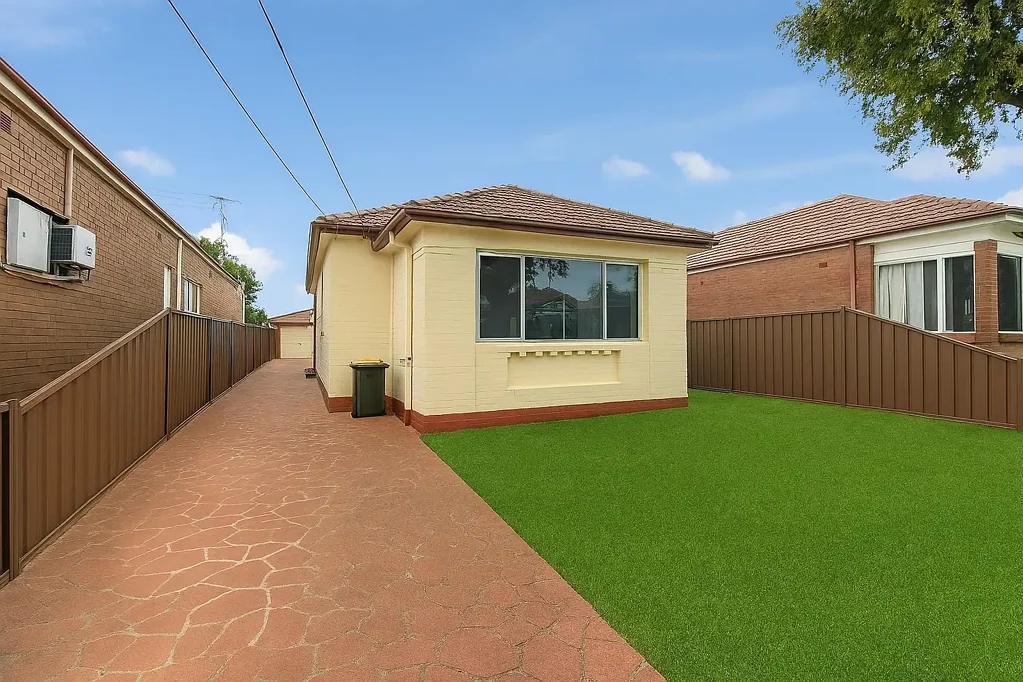 Spacious 5 bedroom house + lock up garage