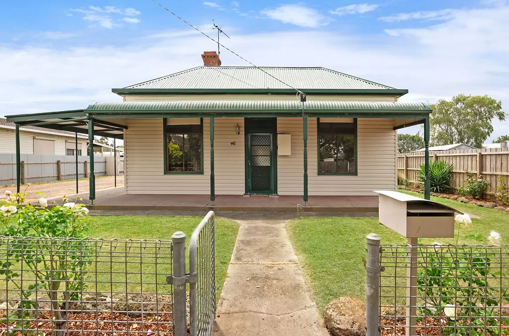 Mortlake 3Moenga Charming Weatherboard Home In The Heart Of Mortlake