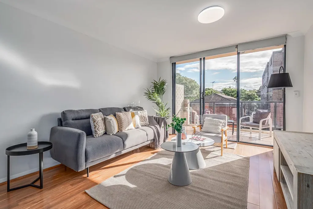 Strathfield 3chambre Renovated Penthouse Style Apartment with Sunlit Living in Prime Location
