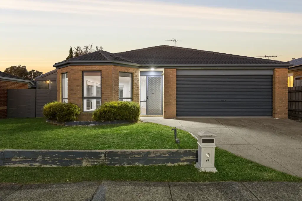 Narre Warren South 3房 宁静家庭社区 三卧两浴双车库 536平米地块 布局宽敞舒适 厨房起居无缝连接 主卧套间步入式衣橱 集中供暖蒸发式冷却 翻新浴室太阳能电池板 宽敞露台spa果树 双车库内部通道 5G覆盖学校商店便利。 Charming Family Home in Prime Narre Warren South Locale