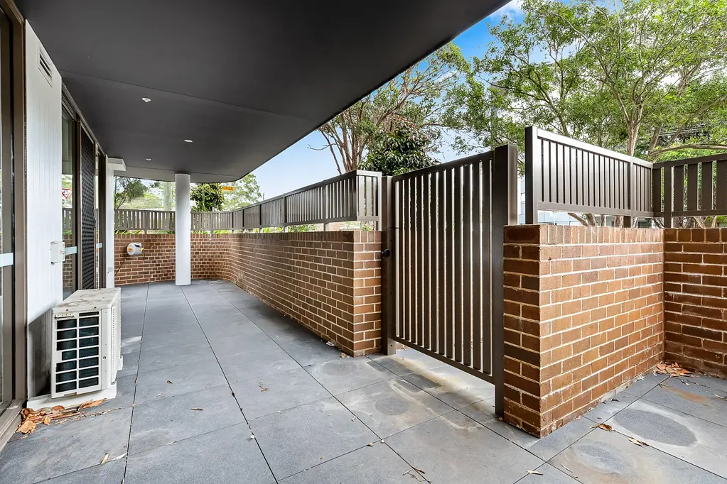 Ultra modern ground floor apartment with amazing finishes and pole position location
