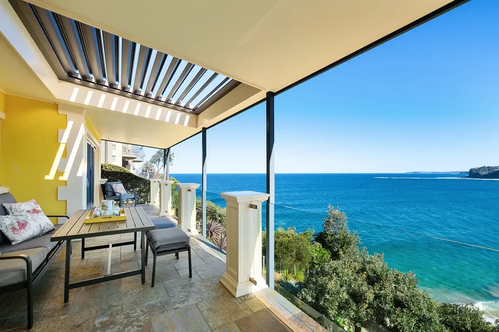 Bilgola Beach 4房 临海位置 惊人海角景色 经典建筑 双层玻璃通风 岛屿厨房 Miele电器 双车库 太阳能 A Mediterranean-inspired oceanfront residence on Bilgola�s coastline