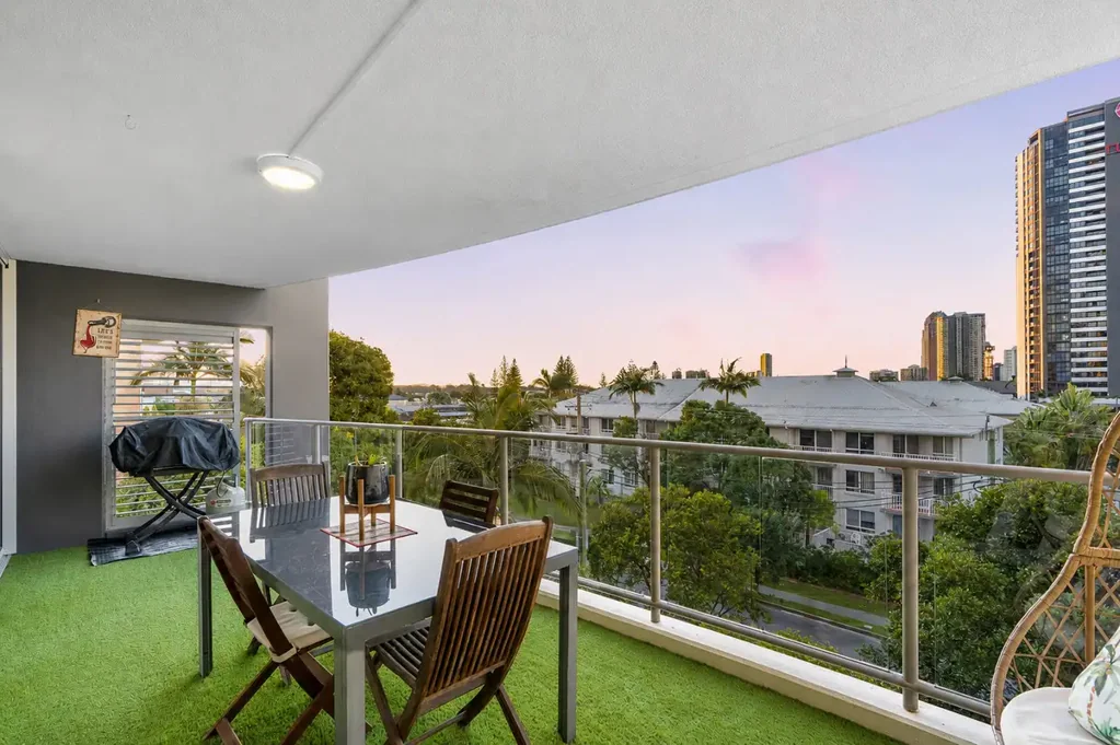 Surfers Paradise 3غرفة نوم 3 Bed, 2 Bath, 2 Car + Storage - Pet Friendly, House-Sized Living in the Heart of Surfers Paradise – Space, Lifestyle & Exceptional Value!