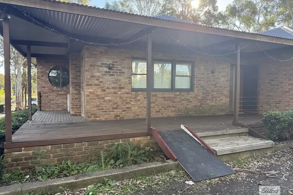Ultimate Country Lifestyle with City Convenience on 5 Acres