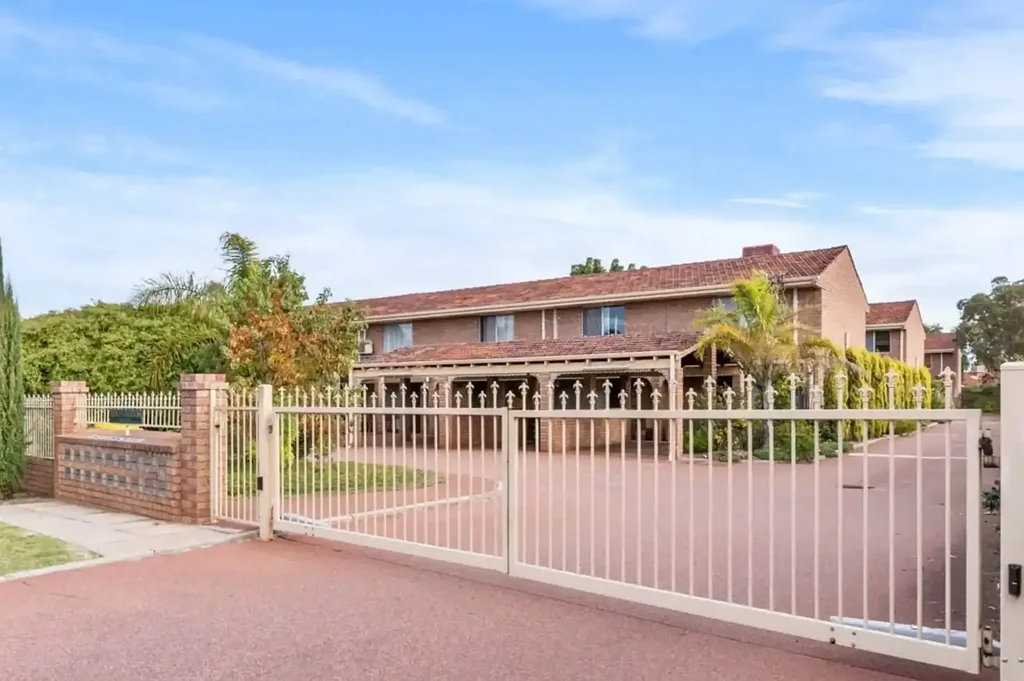 Bentley 2房  Affordable, premium renovation of a 2 storey, 2 bed townhouse, in prime location.