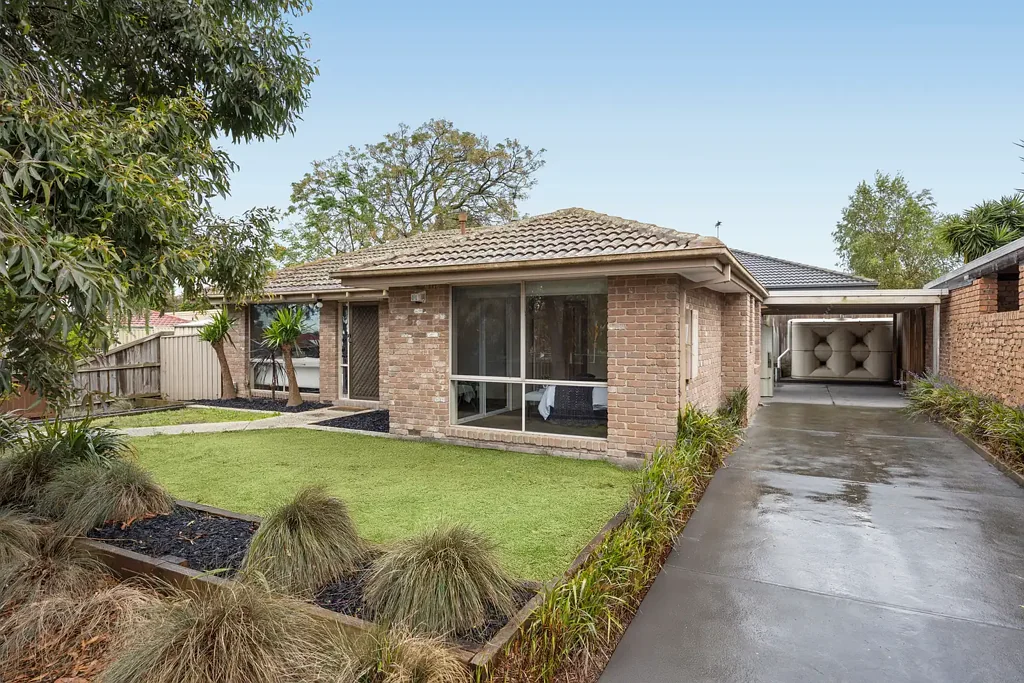 Cranbourne North 3房 Courtenay Gardens中心位置 马路对面公园 三车位安全泊位 推拉门连接后院 步行可达学校商店 Parkside Perfection in Courtenay Gardens!