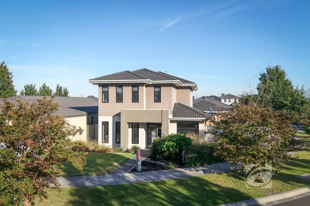 Pakenham 4房 双层行政住宅 宽敞空间 全屋优质装修 多个生活区域 开放式厨房 504㎡地块 朝北花园 无与伦比隐私 中央空调系统 报警系统 双车库 Parkside living with two master bedrooms