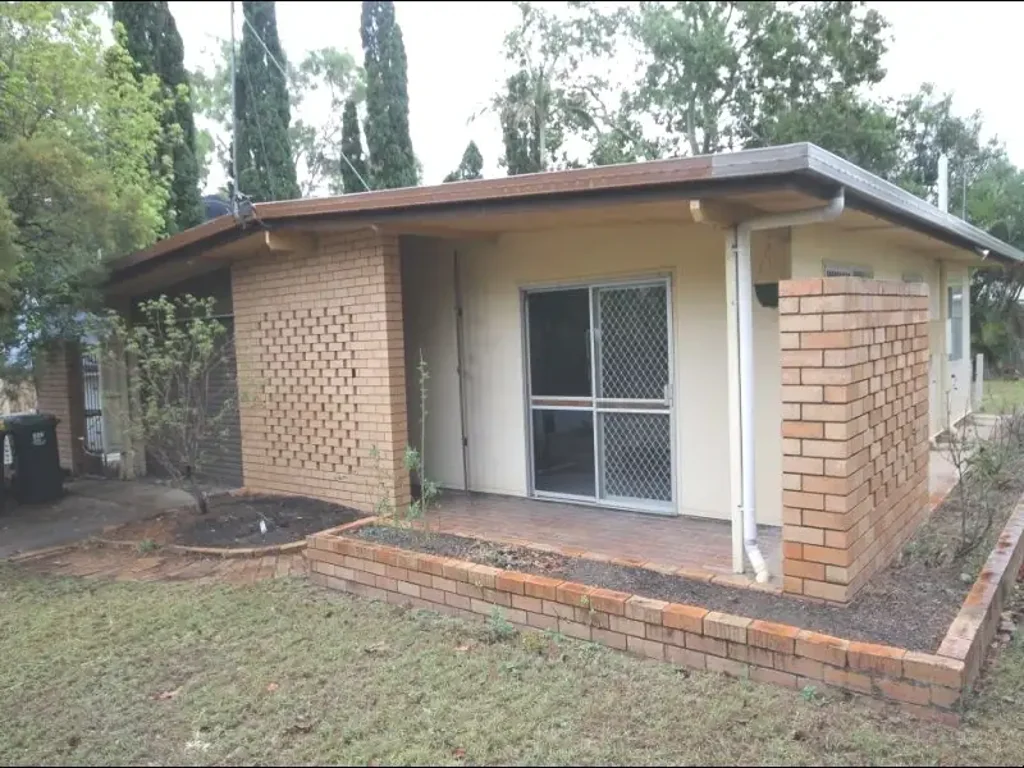 LOW SET BRICK AND HARDIFLEX HOME - 2 BEDROOMS - AIR CONDITIONED LOUNGE - GARAGE