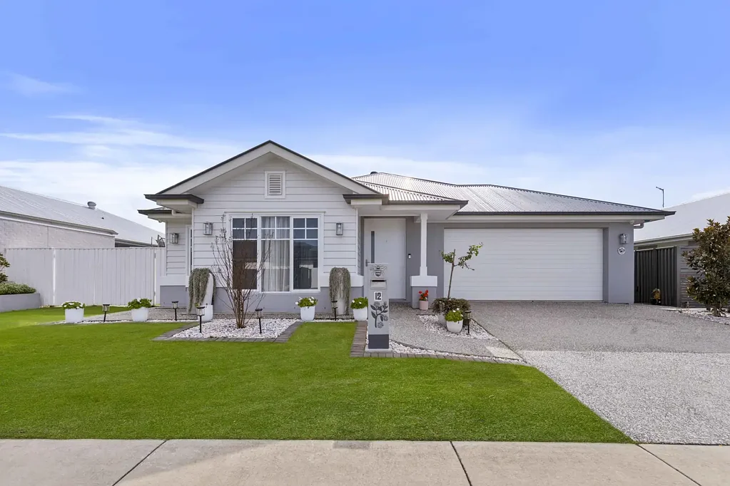 Burpengary East 4Zimmer Stunning Home on Rare 667m2 Block