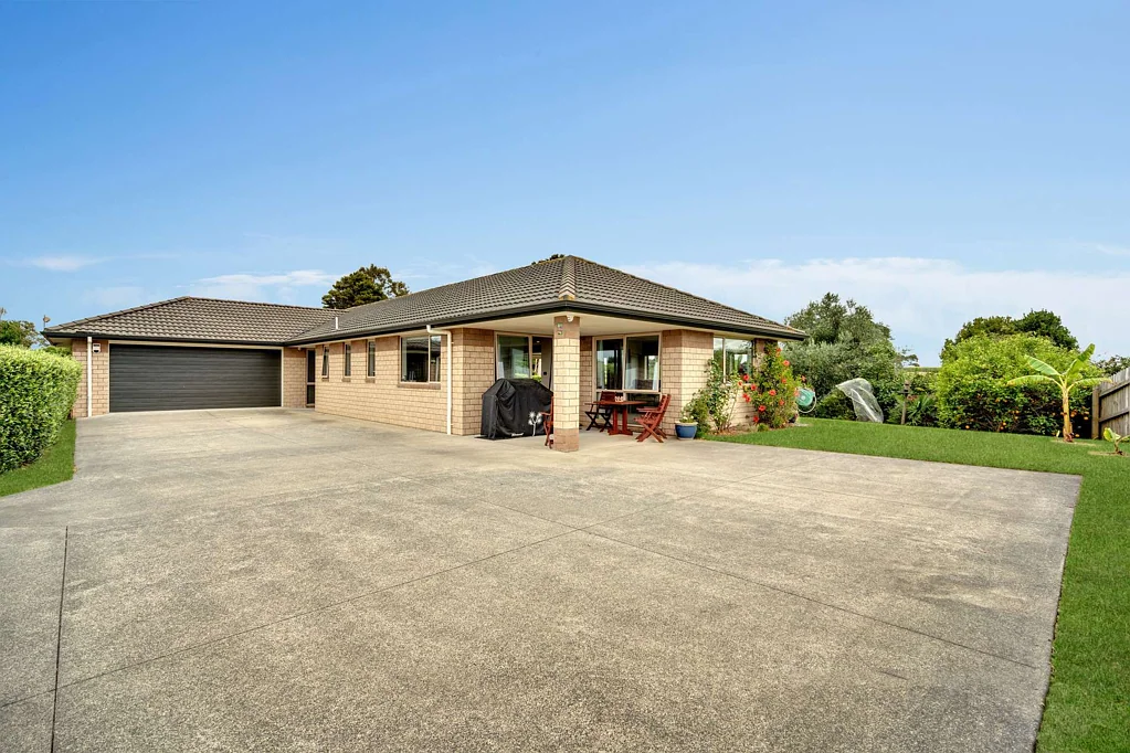 Helensville 4ਬੈੱਡਰੂਮ Seaside Luxury: Your Dream Home at Shelly Beach!
