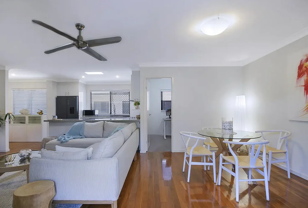 Woody Point 4कमरा Coastal Elegance Just 40 Metres from Scotts Point Waterfront...