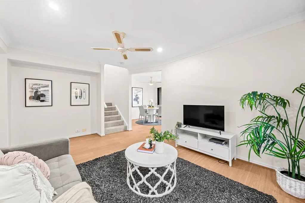 Eight Mile Plains 3Zimmer Stylishly Renovated Townhouse with Rare Double Garage