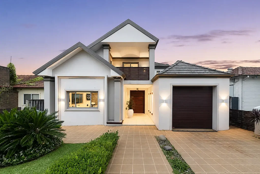 Greenacre 5房 卓越双砖家庭住宅，坐拥公园旁优越位置 Exceptional Double-Brick Family Residence with Parkside Setting
