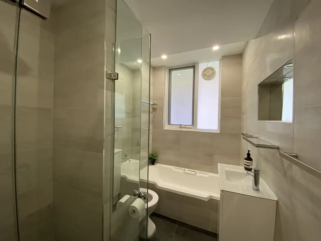 Furnished renovated Executive apartment, 150 m to Wollstoncraft station, 5km to CBD