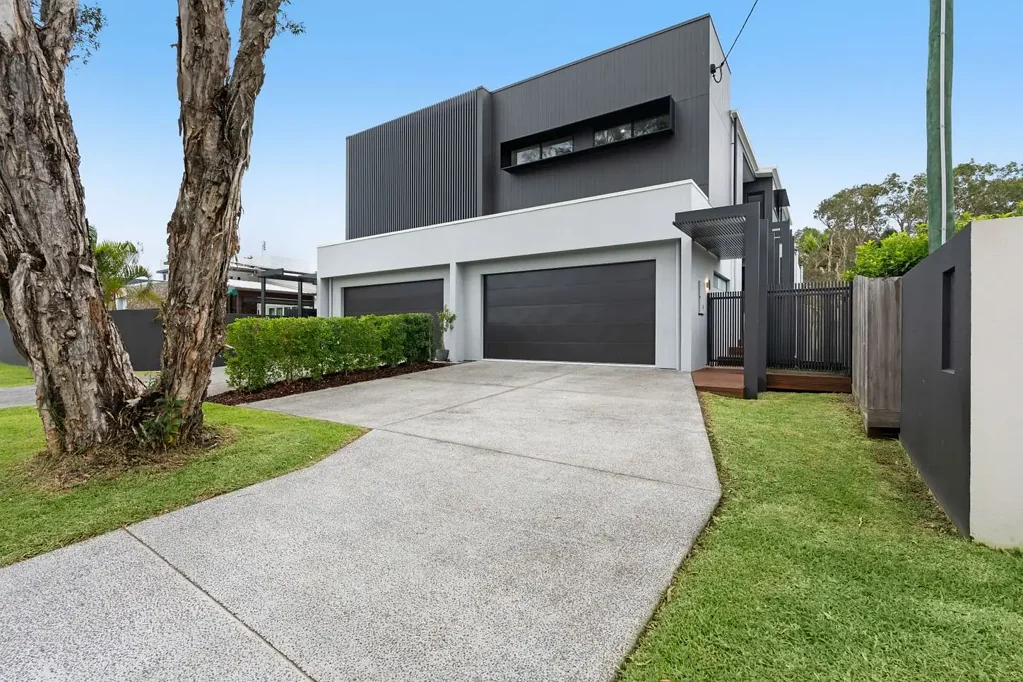 Modern Coastal Living – Luxury Beachside Duplex for Lease