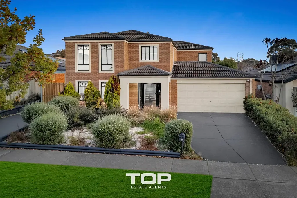 Cranbourne East 5房 Cranbourne东核心 576m²阔地 五卧一卫半 现代升级 多功能空间 豪华主卧套 全新石材厨 户外娱乐佳 太阳能环保 Grand Family Living on 576m² With Multiple Living Zones