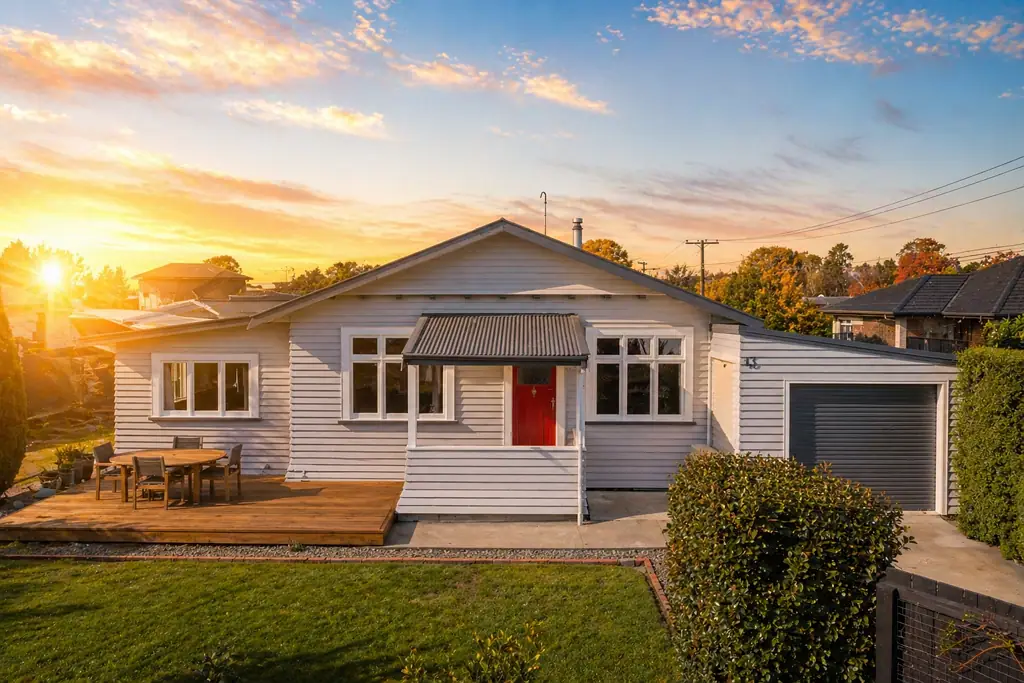 Redwoodtown 3房  Warm Character Home