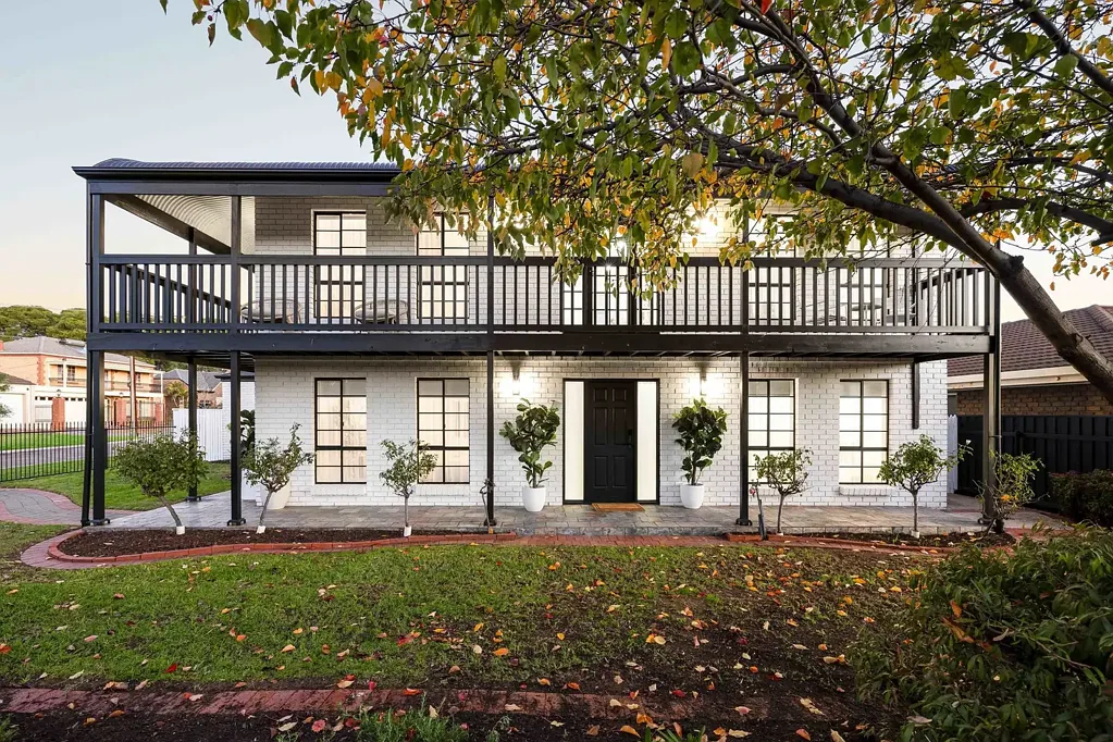 Novar Gardens 5Habitaciones Beautifully Renovated, Multi-Generational Beachside Living, Set on the Edge of Glenelg Golf Course.
