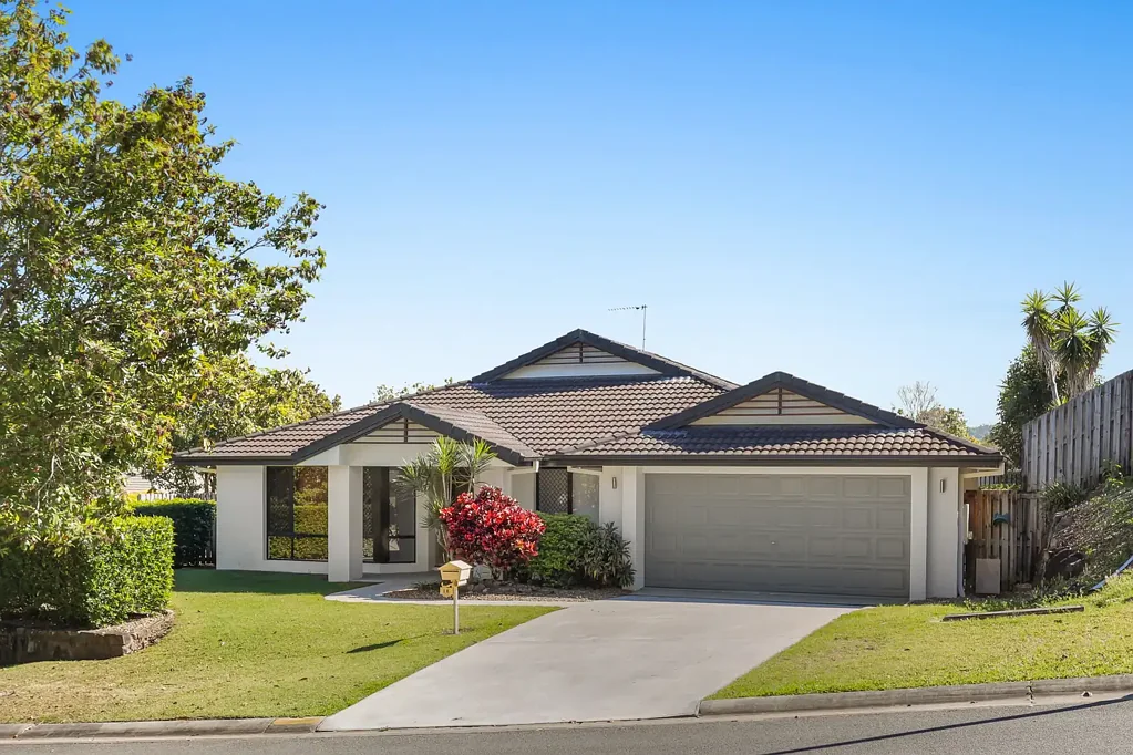 Pacific Pines 4房  Vacant Corner Block Family Home - Freshly Rejuvenated