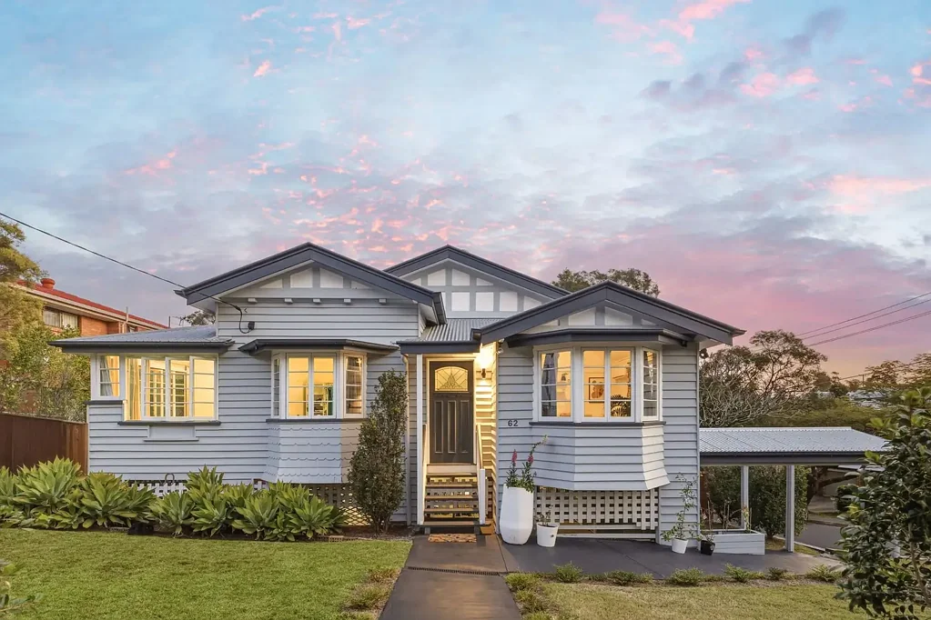Indooroopilly 4Phòng ngủ Timeless Character, Modern Comfort and Exceptional Family Living on 754m²