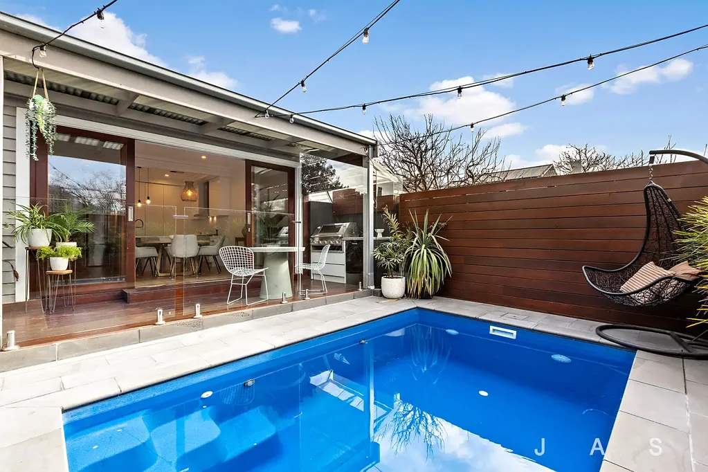 Kingsville 3Zimmer Resort-Style Entertainer Weaving Classic Into Contemporary